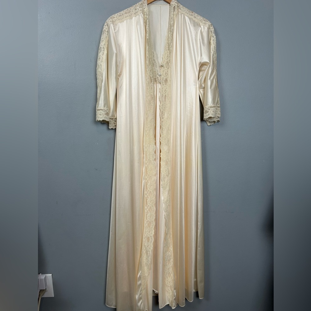Vintage Cream Nightgown and robe maxi set size M- gently used Valmode Peignoir
